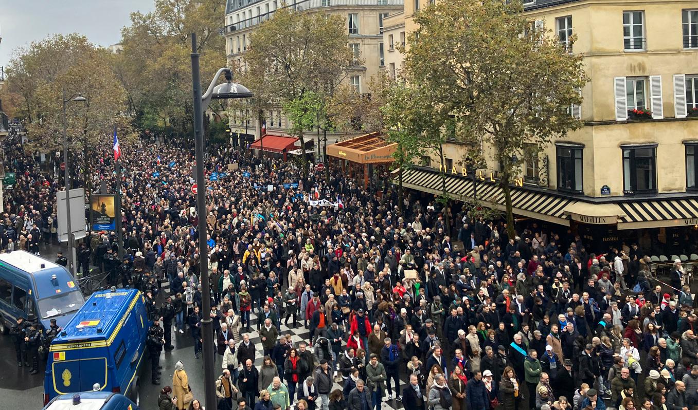 Över 100|000 personer samlades på Paris gator på söndagen. Foto: Sylvie Corbet/AP/TT