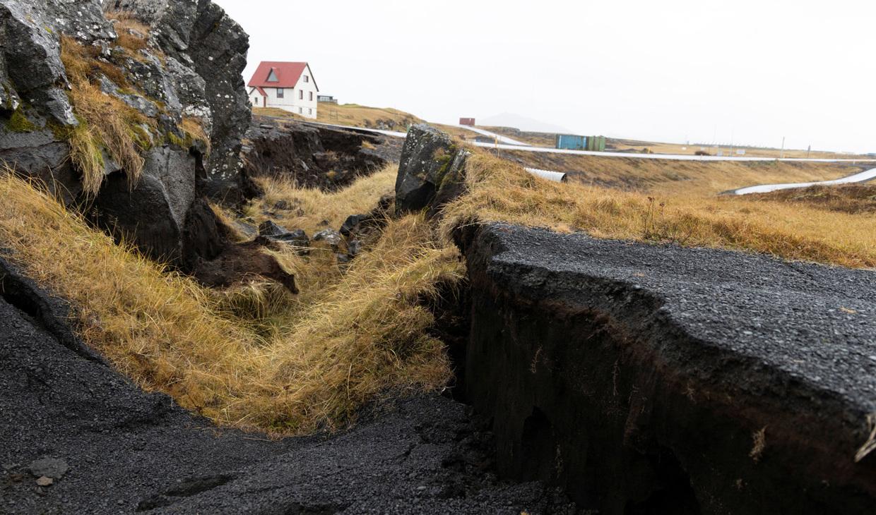 Hundratals skalv har drabbat Reykjaneshalvön och kuststaden Grindavik och bland annat skadat vägar. Foto: Agnar Visage/RUV via Reuters/TT