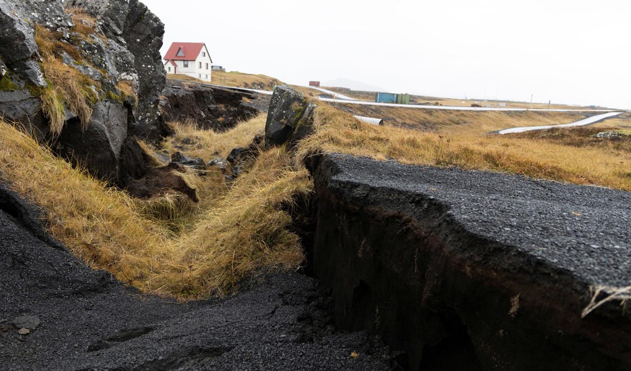 Hundratals skalv har drabbat Reykjaneshalvön och kuststaden Grindavik och bland annat skadat vägar. Foto: Agnar Visage/RUV via Reuters/TT