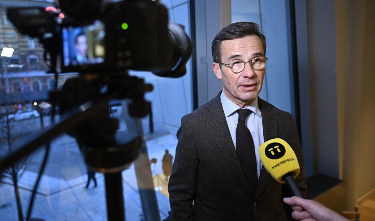 Statsminister Ulf Kristersson (M) vill se en lagändring som underlättar kommuners kontroll av om anställda gjort sig skyldiga till brott. Foto: Johan Nilsson/TT