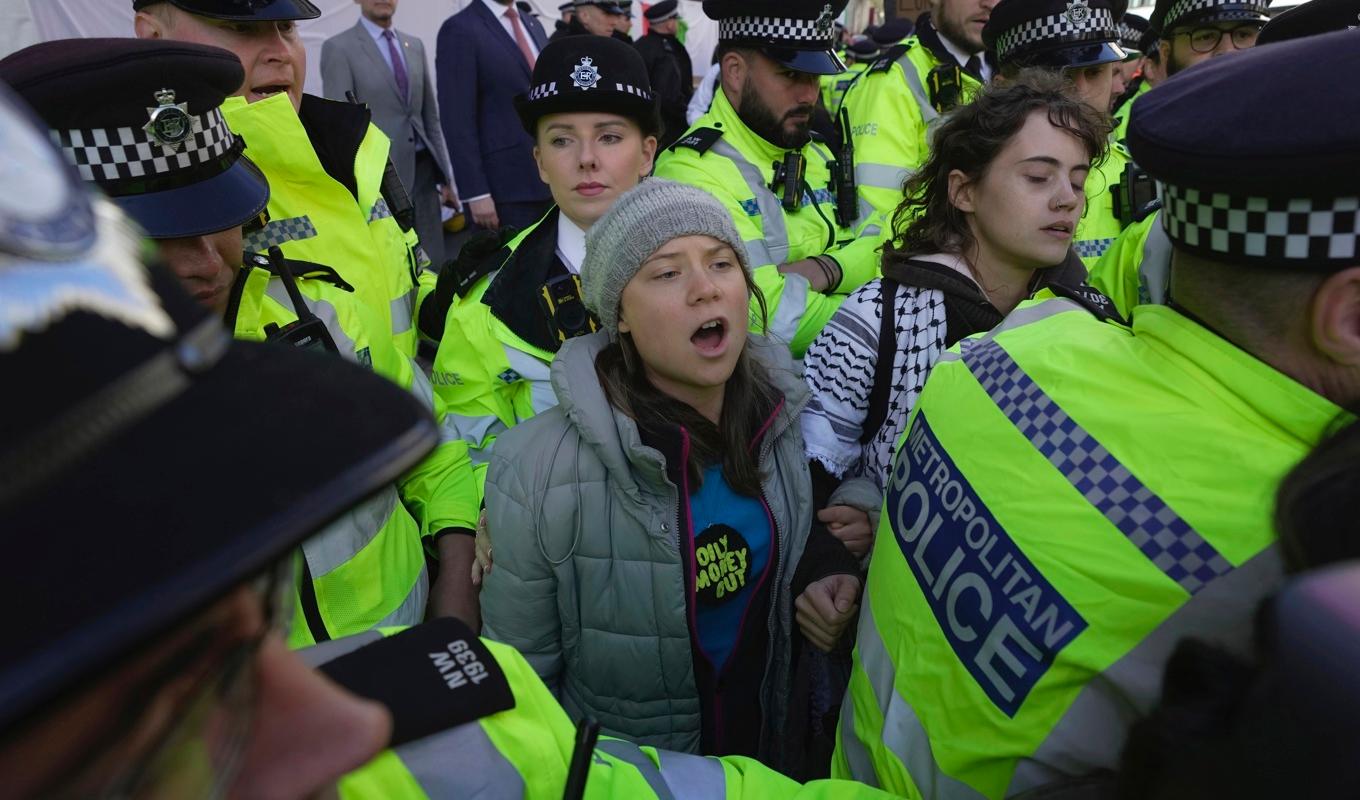 Klimataktivisten Greta Thunberg fördes bort av polis i samband med protesten "Oil Money Out" i London. Foto: Kin Cheung/AP/TT