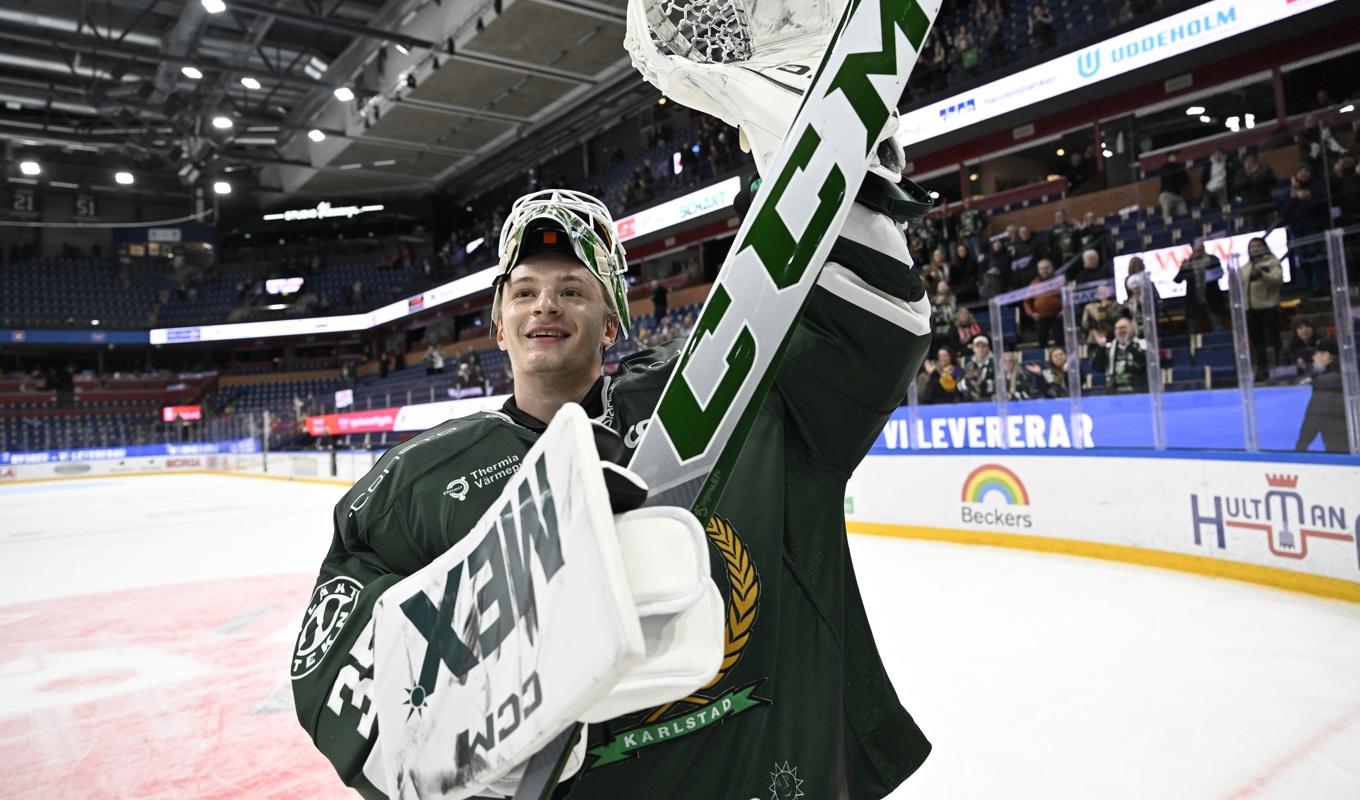 Färjestads målvakt Carl Lindbom jublar efter seger och hållen nolla mot Örebro. Foto: Tommy Pedersen/TT