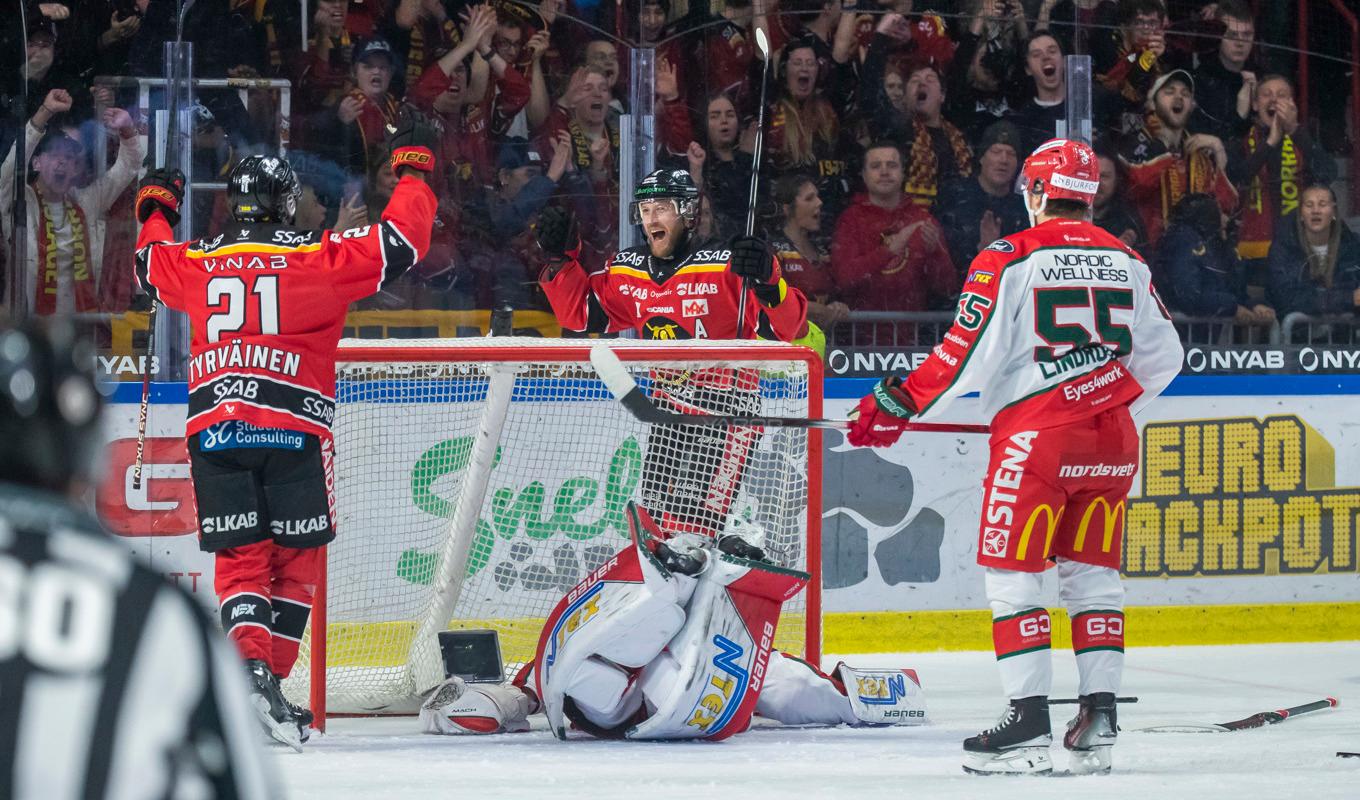 Linus Omark, bakom mål, jublar efter sitt 2–0 bakom en golvad Frölundamålvakt Lasse Johansson. Foto: Pär Bäckström/TT