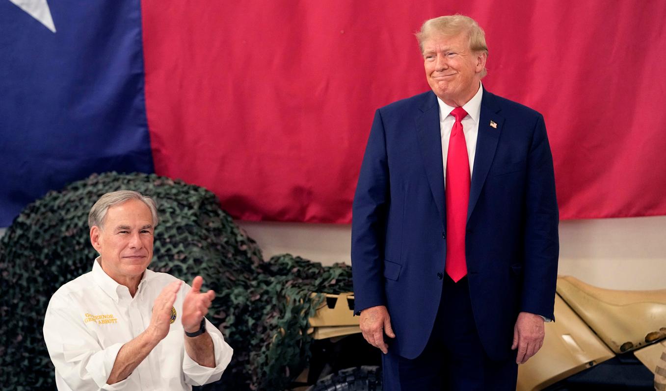 USA:s expresident Donald Trump tillsammans med den republikanske partikollegan och Texasguvernören Greg Abbott (till vänster) nära den amerikanska gränsen mot Mexiko på söndagen. Foto: Eric Gay/AP/TT