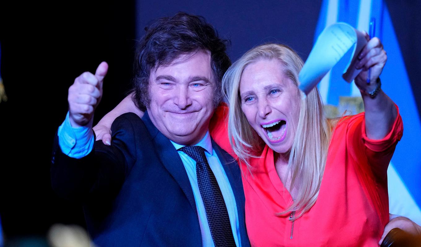 Ultraliberalen, av en del också kallad högerpopulist, Javier Milei firar segern i presidentvalet i Argentina med systern Karina Milei. Milei fick nära 56 procent av rösterna och aviserar drastiska förändringar i ett land i kris. Foto: Natacha Pisarenko/AP/TT
