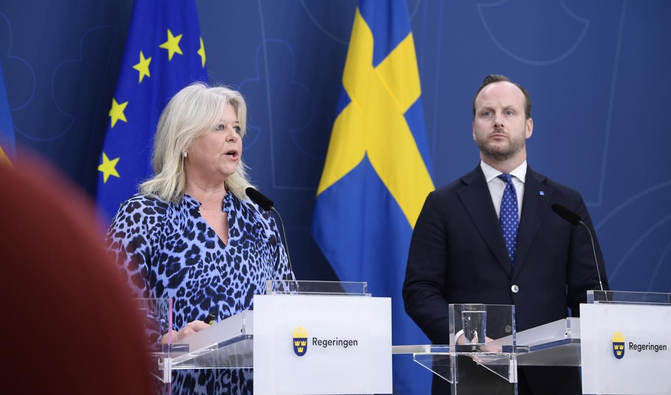 Socialtjänstminister Camilla Waltersson Grönvall (M) och Christian Carlsson (KD) presenterar nya åtgärder för att bryta rekryteringen av barn och unga till kriminella gäng, vid en pressträff. Foto: Mikaela Landeström/TT