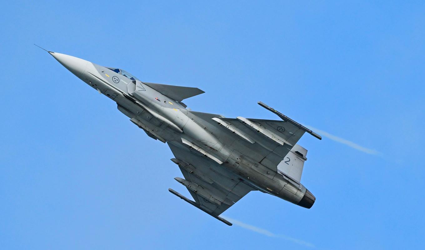 Intresset för att jobba inom försvarsindustrin ökar. På bilden flyguppvisning med Jas 39 Gripen över Stora Rör i samband med militäruppvisningen Totalförsvaret Öland 2023. Arkivbild. Foto: Jonas Ekströmer/TT