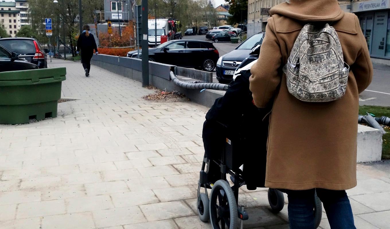 Bolag som bedriver verksamhet inom personlig assistans och får sina tillstånd indragna på grund av misskötsel har i flera fall fortsatt med verksamheten genom att sälja tjänster som schemaläggning och lönehantering. Arkivbild. Foto: Hasse Holmberg/TT