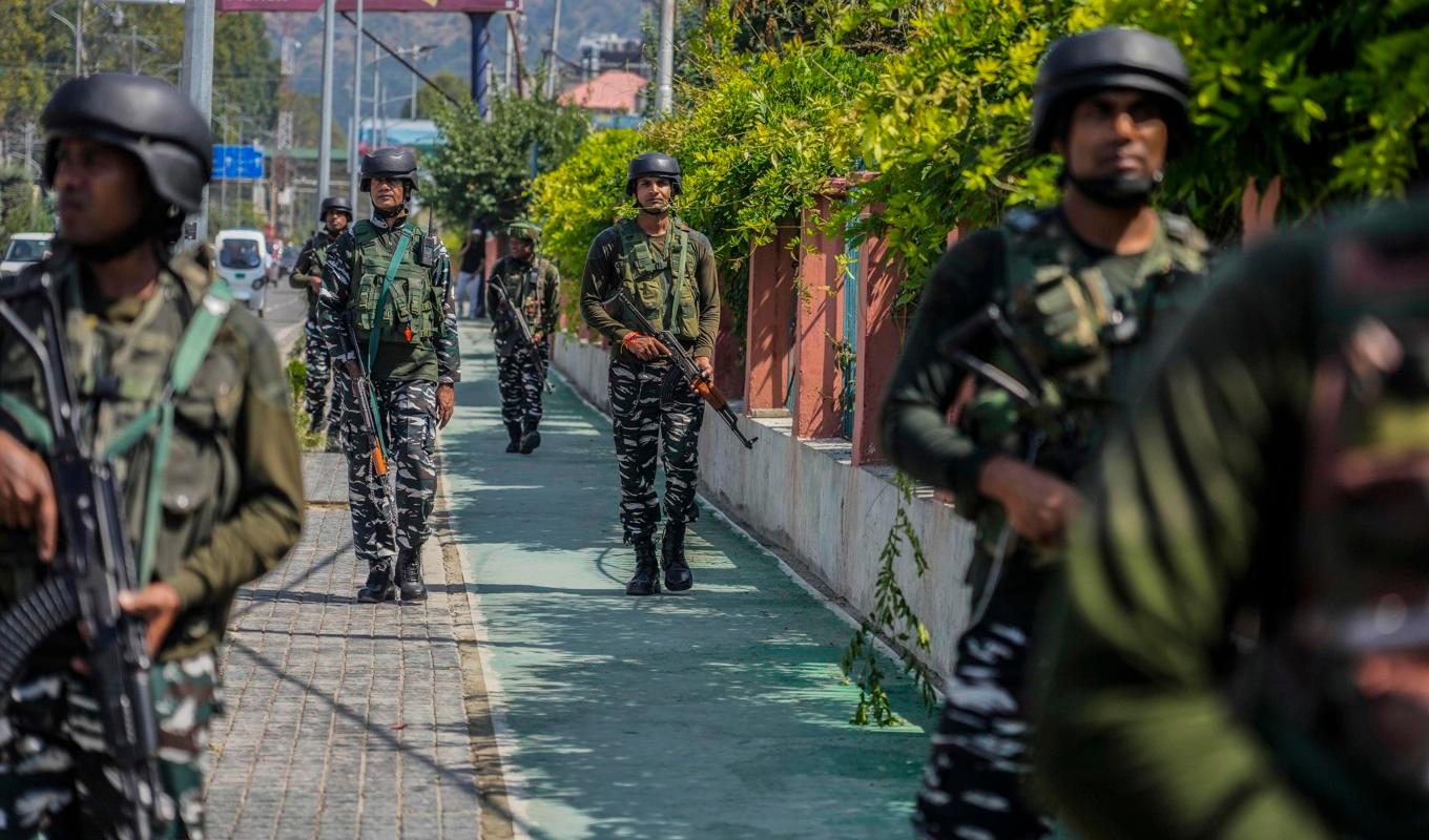 Paramilitära indiska styrkor i Srinagar, i den del av Kashmir som styrs av Indien. Bilden är tagen i ett annat sammanhang i september i år. Foto: Mukhtar Khan/AP/TT