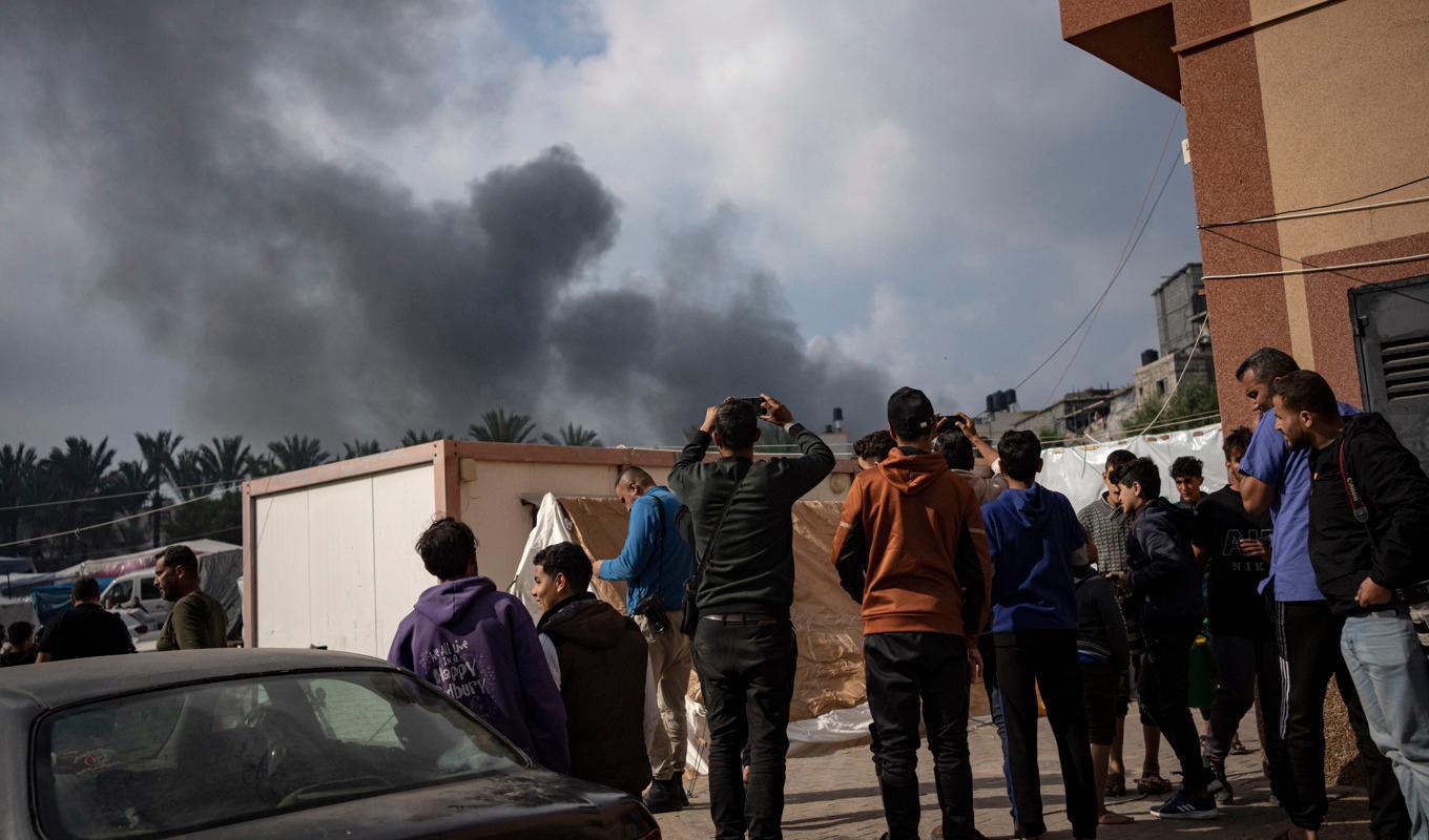 Rök efter en israelisk flygräd mot Khan Yunis i södra Gaza. Foto: Fatima Shbair/AP/TT