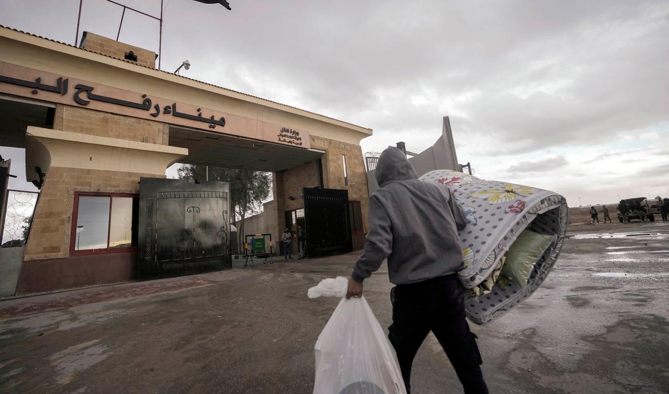 Gränsövergången vid Rafah har varit stängd under vapenvilan, men är nu öppen igen. Arkivbild. Foto: Amr Nabil/AP/TT