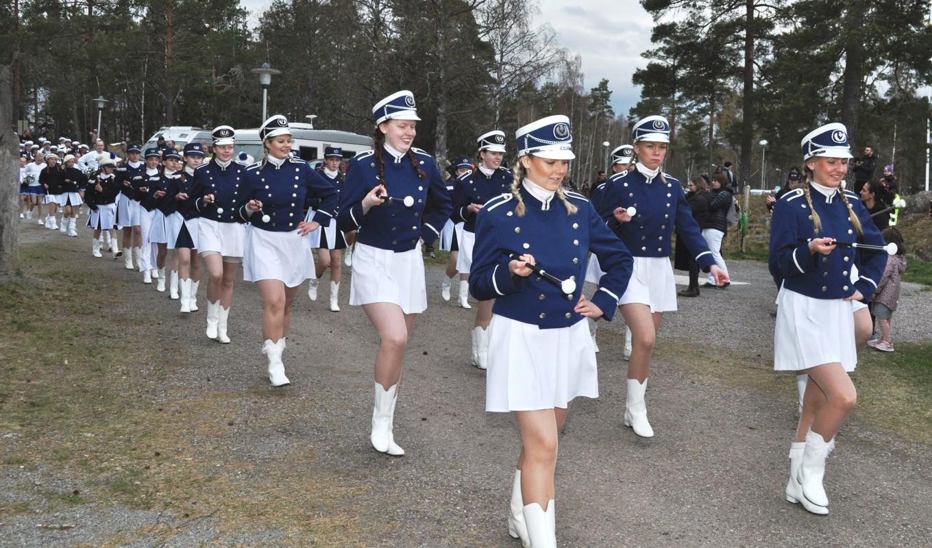 Uppvidinge Drill & Dans marscherade in våren på Valborgsmässoafton i Fröseke tillsammans med Älghult-Uppvidinge Musikkår. Foto: Christina Holmström/Älghultskrönikan