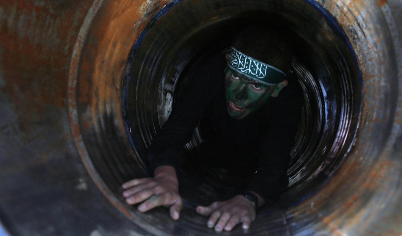 En ung Hamasmedlem kryper i en underjordisk tunnel under en examineringsceremoni vid ett träningsläger i Khan Yunis, södra Gaza, 2015. Foto: Said Khatib/AFP via Getty Images