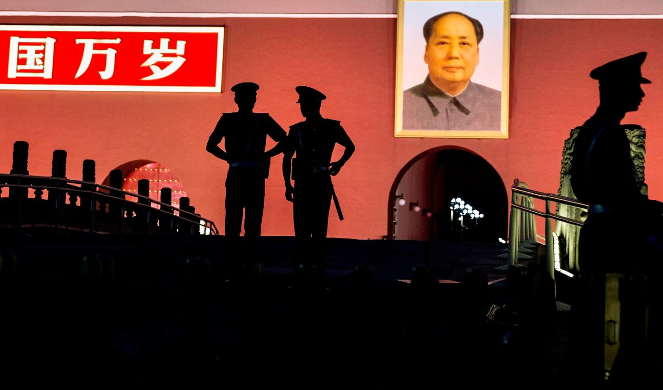 Kinesisk polis på Himmelska fridens torg i Peking. Att KKP skär ner på den lokala polisnärvaron ses av kommentatorer som ett svaghetstecken. Foto: Kevin Frayer/Getty Images