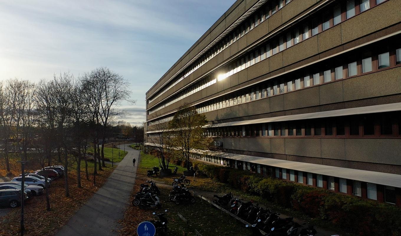 Tips om att någon fört in vapen på Åva gymnasium i Täby resulterade i en polisinsats. Elever och lärare uppmanades att ta skydd i klassrummen. Foto: Täby kommun