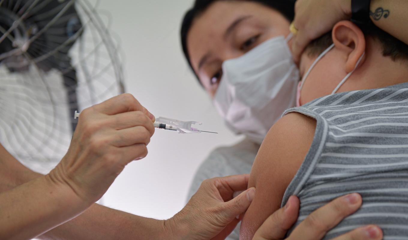 Ett barn under 12 år får en dos av covid-19-vaccin den 18 januari 2022 i Belo Horizonte i Brasilien. Foto: Pedro Vilela/Getty Images