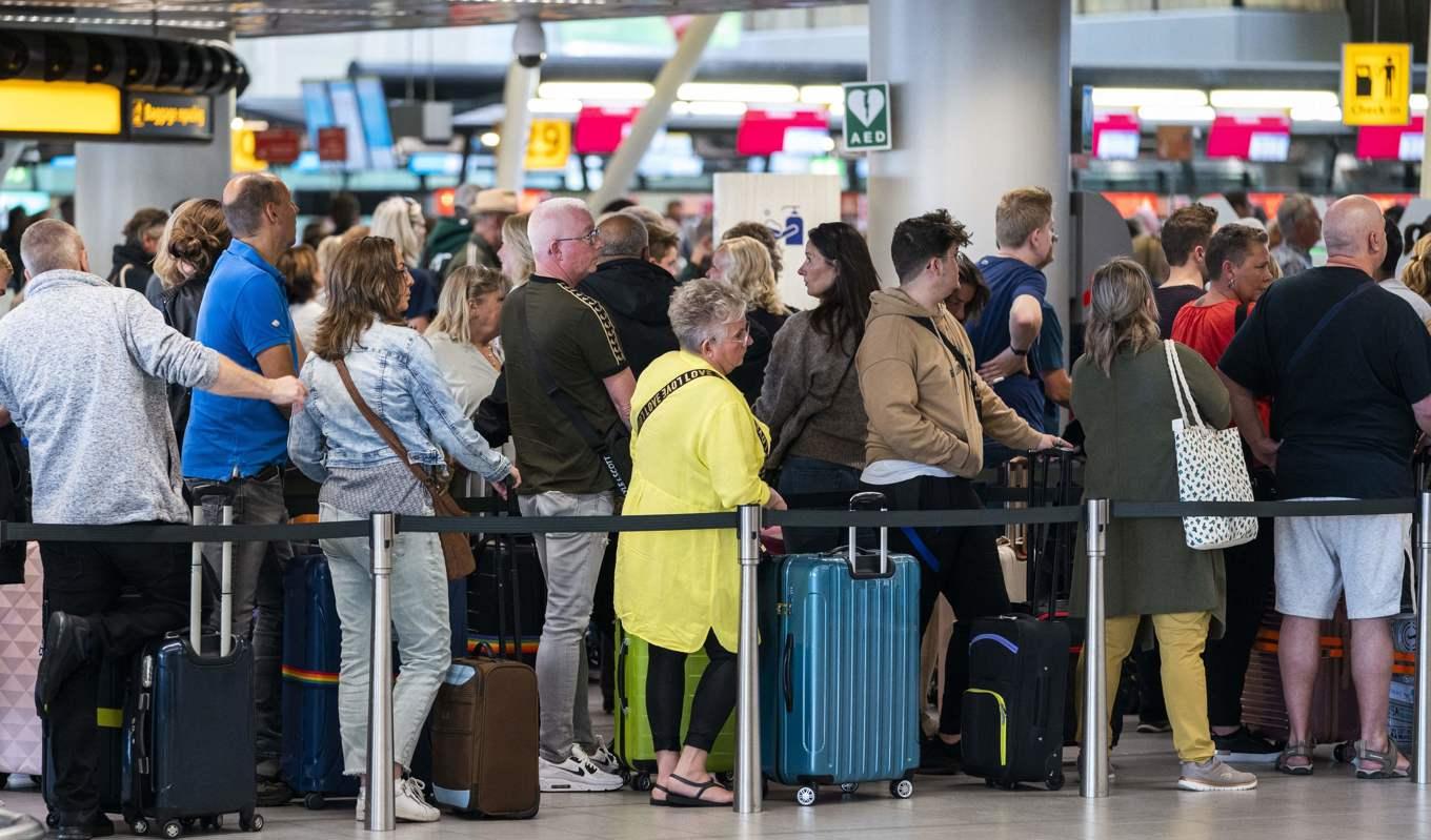 Resenärer på Schiphol-flygplatsen nära Amsterdam den 26 maj 2022. Foto: Jeroen Jumelet/ANP/AFP via Getty Images