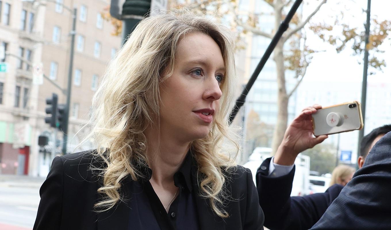 Elizabeth Holmes blev den första kvinnliga dollarmiljardären i Silicon Valley med bolaget Theranos. Bakom den kvinnliga Steve Jobs-looken dolde sig dock lögner och bedrägeri som till slut gav Holmes elva år i fängelse. Foto: Justin Sullivan/Getty Images