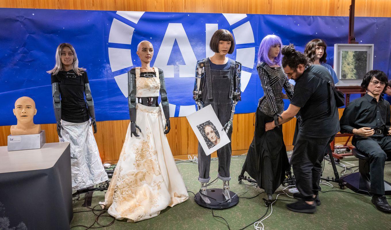 Världens första presskonferens med en panel av AI-aktiverade humanoida robotar vid AI for Good Global Summit i Genève den 7 juli. Foto: Fabrice Coffrini/AFP via Getty Images