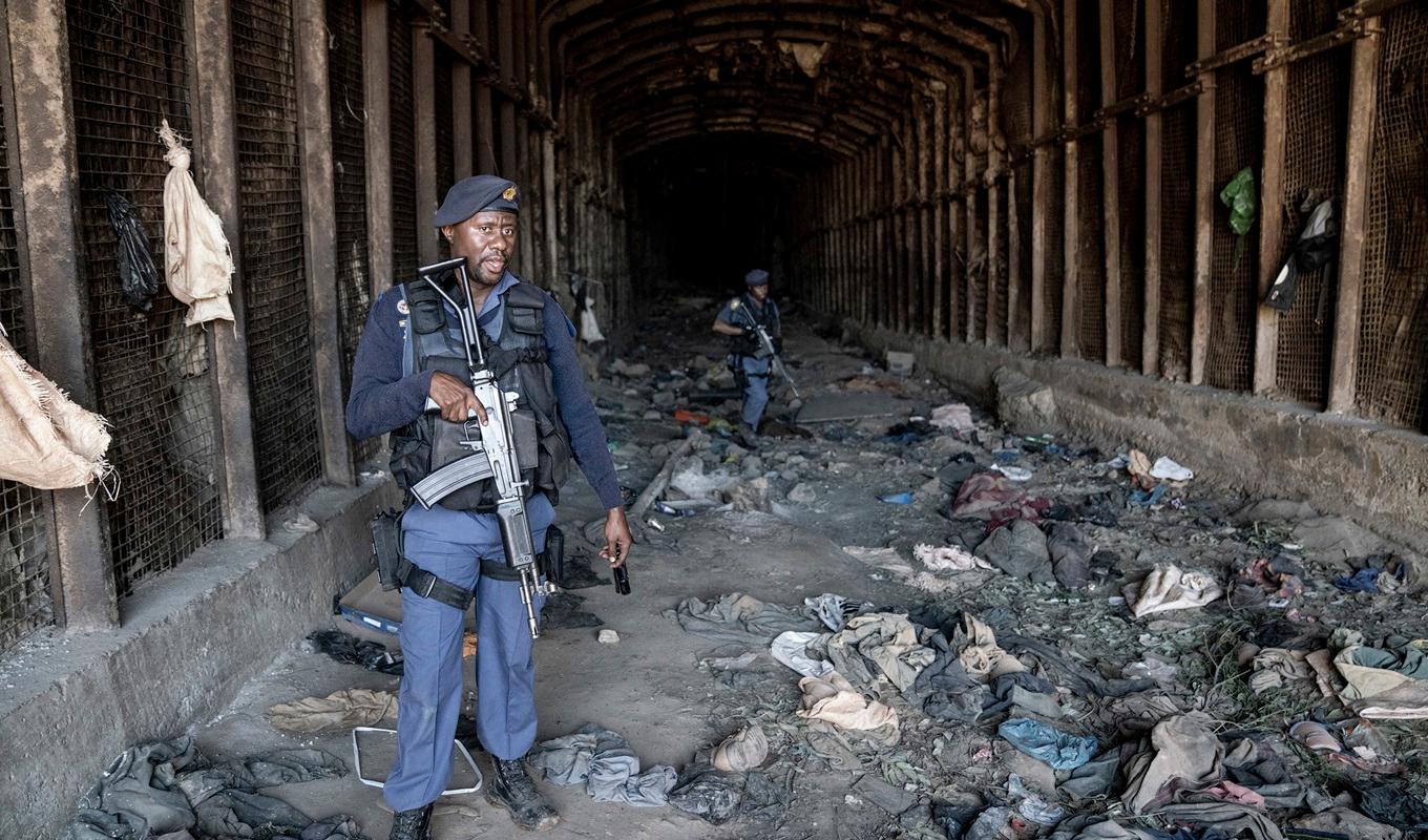 Sydafrikansk polis vaktar ingången vid en övergiven gruva väster om Johannesburg den 10 augusti. Foto: Shiraaz Mohamed/AFP via Getty Images