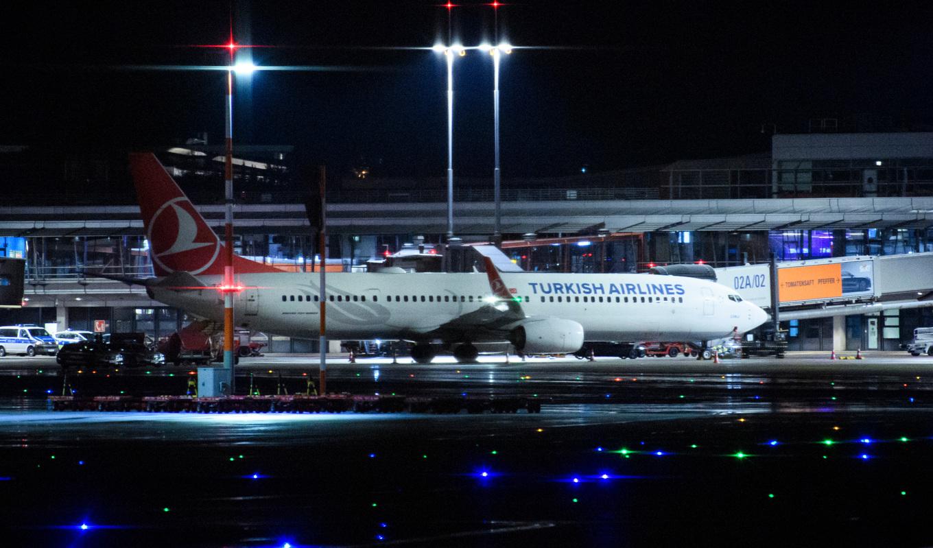 Polisbilar vid ett flygplan på Hamburgs flygplats i samband med ett gisslandrama. Foto: Gregor Fischer/Getty Images