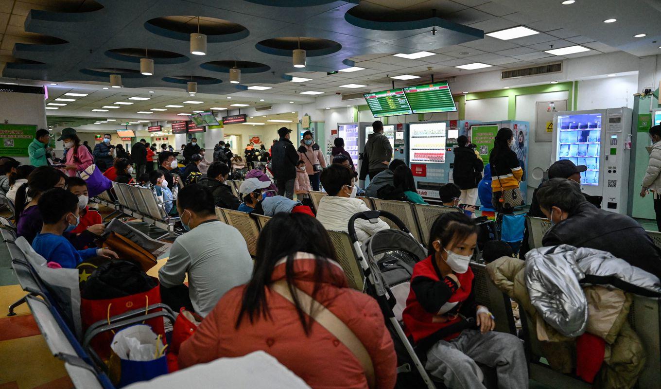 Barn med ”influensaliknande sjukdomar” och deras föräldrar köar på en barnmottagning i Peking den 23 november. Foto: Jade Gao AFP via Getty Images