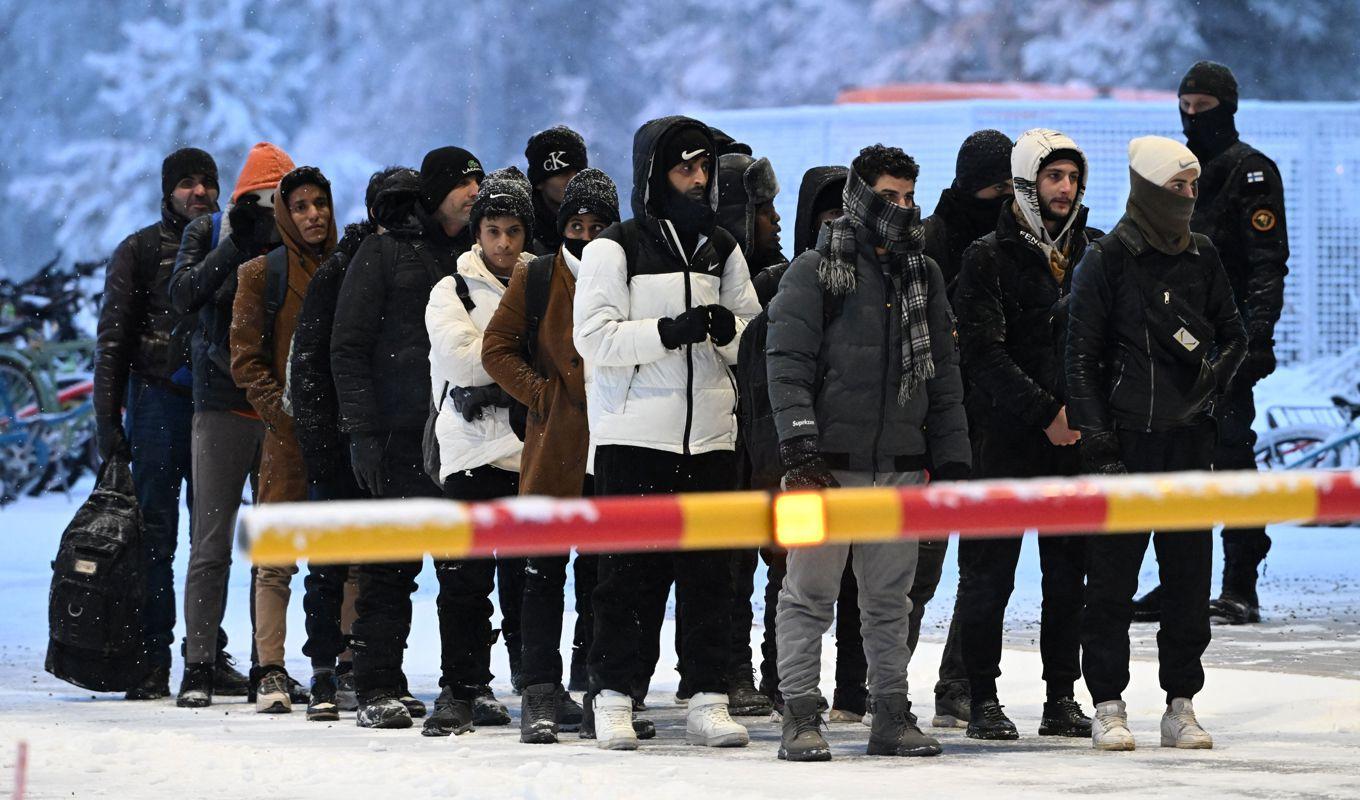 Migranter vid en gränsövergång i Salla i norra Finland den 23 november 2023. Foto: Jussi Nukari/Lehtikuva/AFP via Getty Images