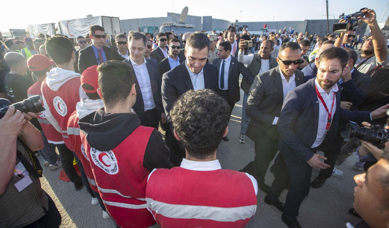 Spaniens premiärminister Pedro Sánchez och Belgiens premiärminister Alexander De Croo träffar representanter från Röda korset i Rafah i Egypten den 24 november. Foto: Nicolas Maeterlinck/Belga Mag/AFP via Getty Images