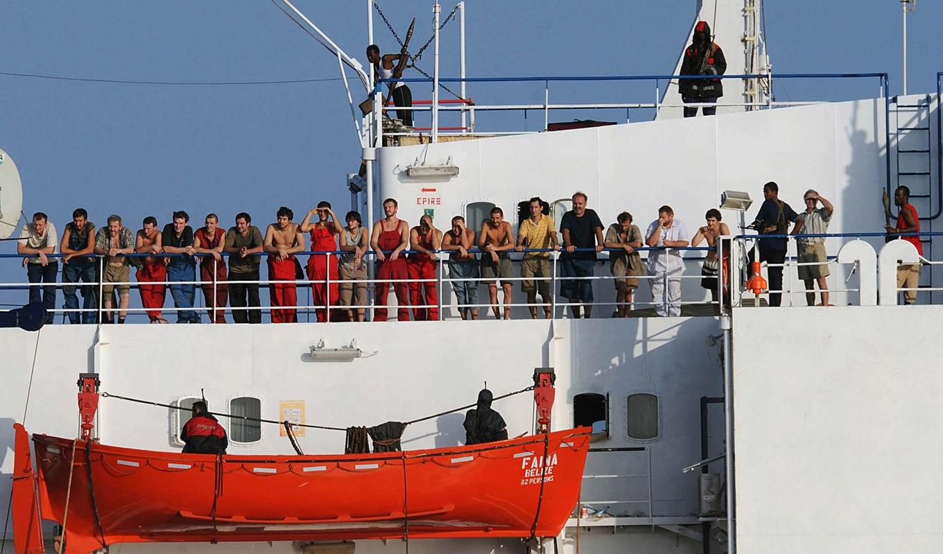 Somaliska pirater håller besättningsmedlemmar på ett fartygs däck efter en begäran från den amerikanska flottan om att kontrollera hälsan hos fartygsbesättningen, den 19 oktober 2008 i Adenbukten. Foto: Jason Zalasky/U.S. Navy via Getty Images