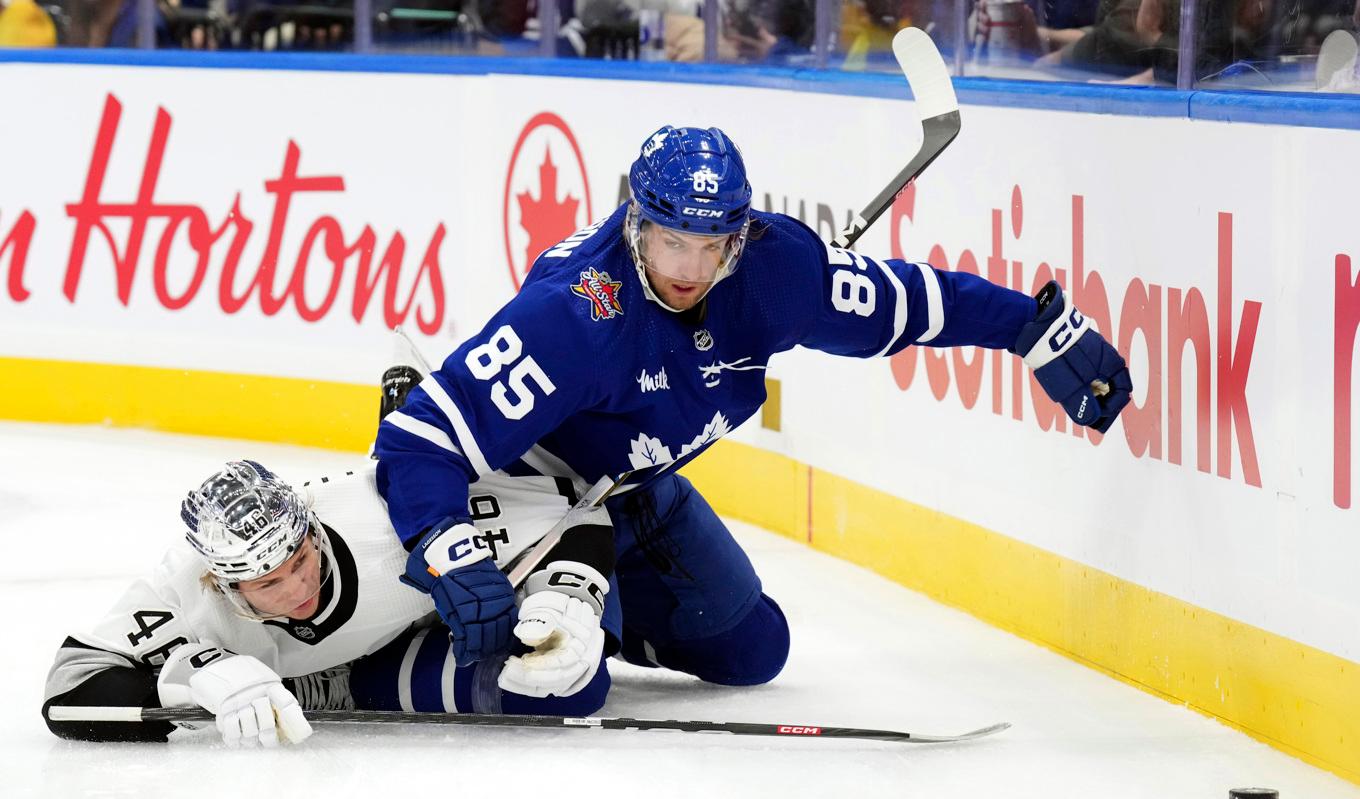 Torontos svenske back William Lagesson trycker ner Blake Lizotte från Los Angeles Kings i en tuff närkamp i NHL-ishockeyn. Foto: Chris Young/Canadian Press