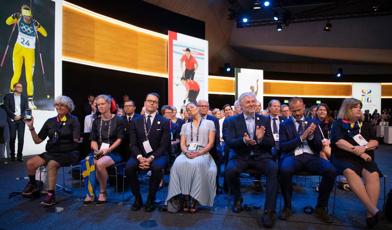 Den svenska delegation från Stockholm-Åre med kronprinsessan Victoria och prins Daniel, efter att OS 2026 gick till konkurrenten Milano/Cortina. Foto:Jean-Christophe Bott/AFP-Getty Images