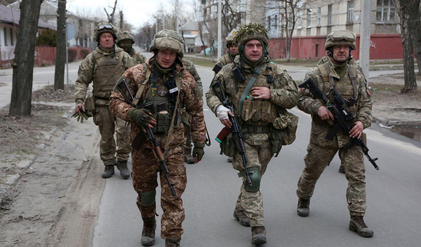 En man från Sverige har dött i striderna i Ukraina. På bilden syns soldater i staden Sievierodonetsk i Lugansk Oblast i Ukraina den 17 februari 2022. Foto: Anatolii Stepanov/AFP via Getty Images