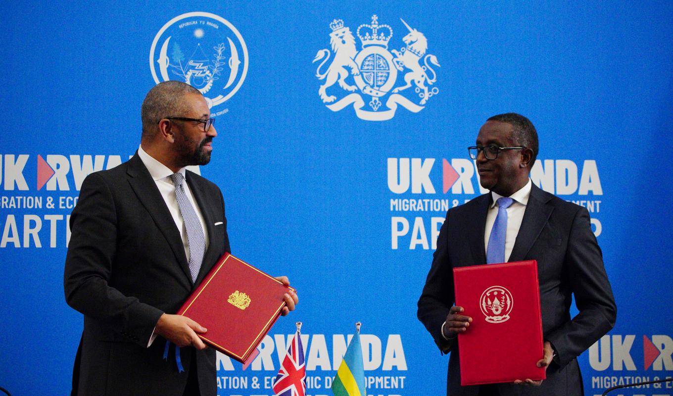 Avtalet undertecknades av den brittiske inrikesministern James Cleverly och Rwandas utrikesminister Vincent Biruta i Rwandas huvudstad Kigali. Foto: Ben Birchall/AP/TT