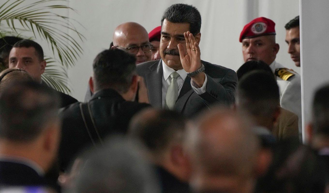 Venezuelas president Nicolás Maduro har beordrat det statliga oljebolaget att omedelbart utfärda licenser för utvinning av råolja i en region som tillhör grannlandet Guyana. Bild från i måndags. Foto: Ariana Cubillos/AP/TT