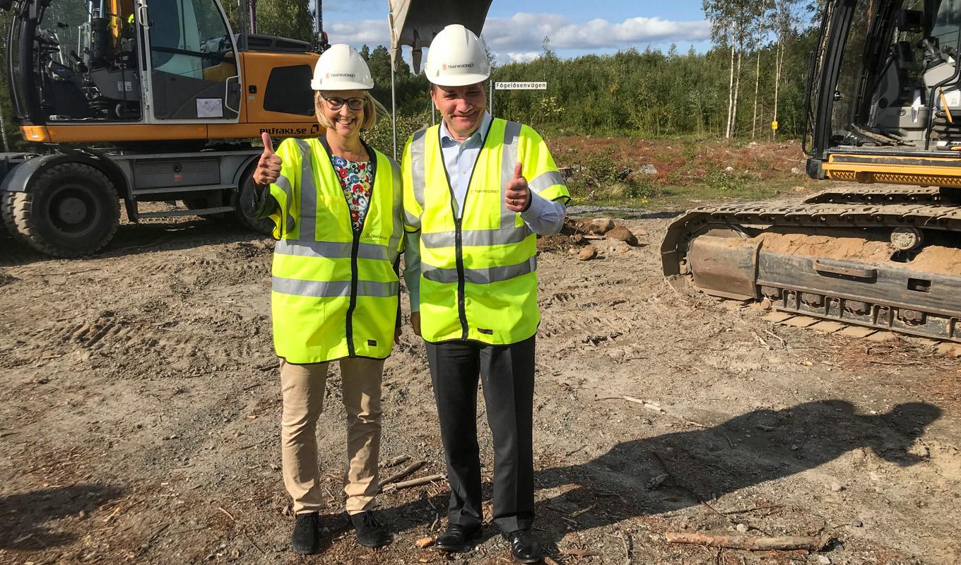 Trafikverkets generaldirektör Lena Erixon och statsminister Stefan Löfven (S) gör tummen upp efter att det första spadtaget för den inledande sträckan av Norrbotniabanan tagits. Arkivbild från 2018. Foto: Erik Paulsson-Rönnbäck/TT