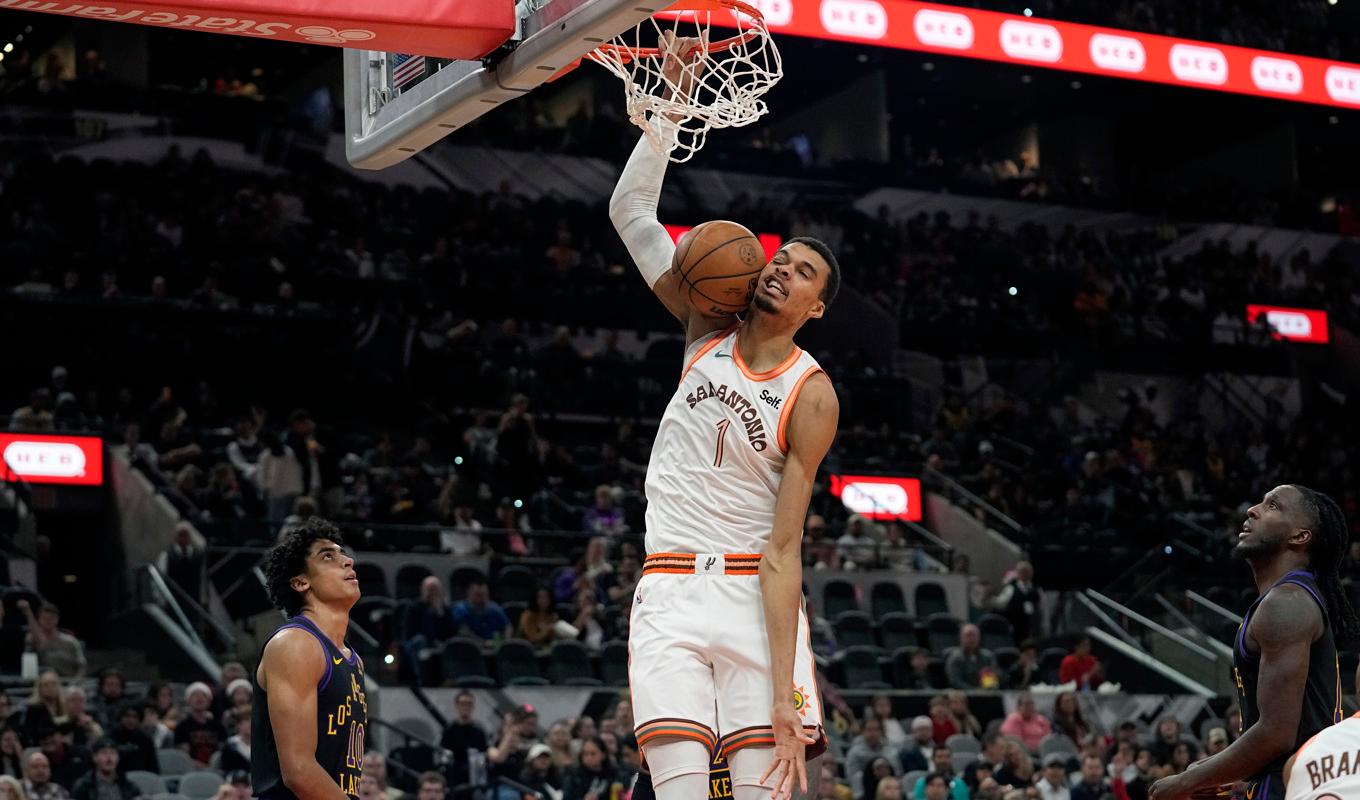 San Antonio Spurs och Victor Wembanyama bröt en 18 matcher lång förlustsvit genom vinst mot Los Angeles Lakers i natt. Foto: Eric Gay/AP/TT