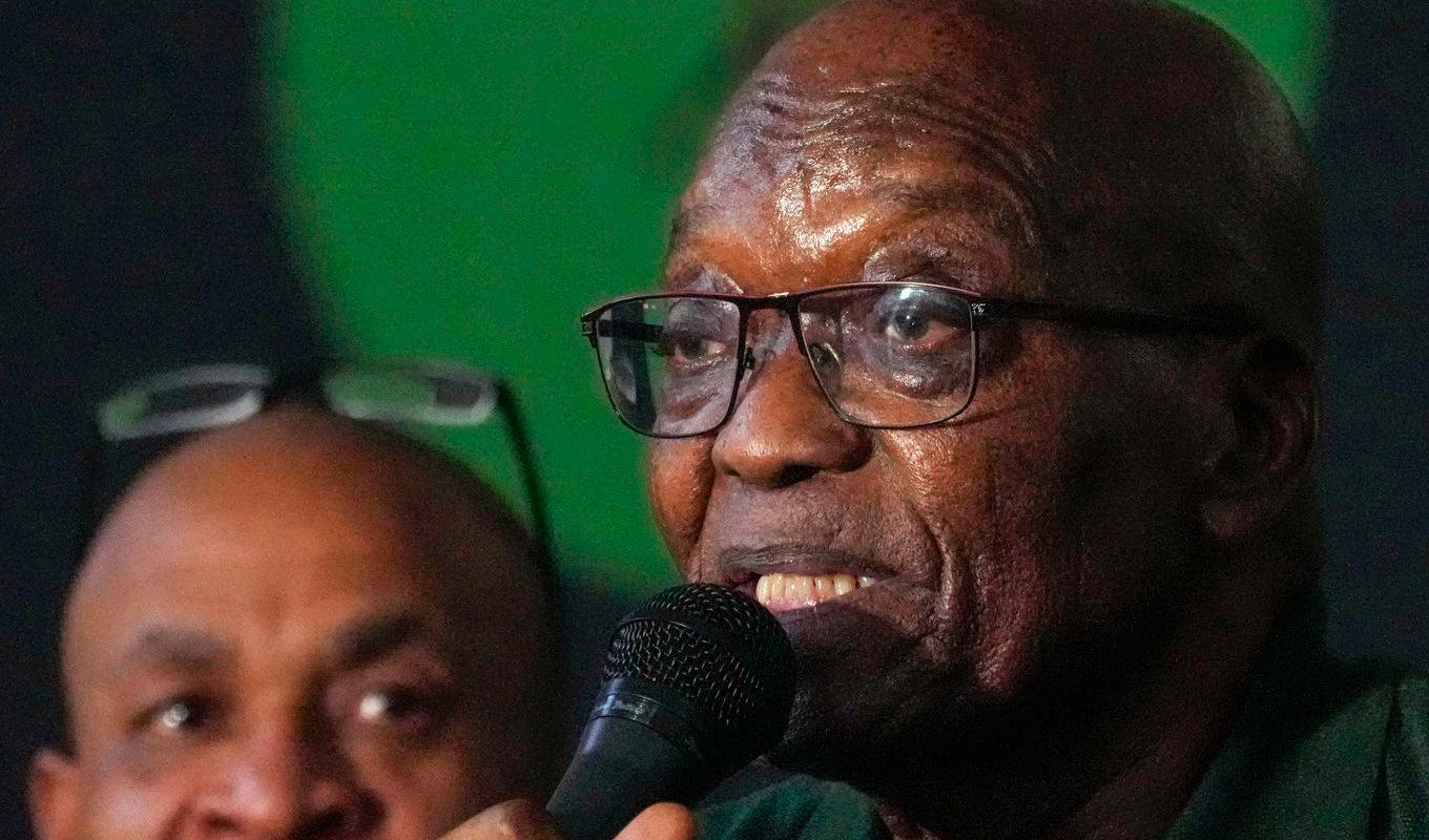 Sydafrikas förre president Jacob Zuma under lördagens presskonferens i Soweto, förstad till Johannesburg, där han uppmanar sina anhängare att inte rösta på regeringspartiet ANC. Foto: Themba Hadebe/AP/TT