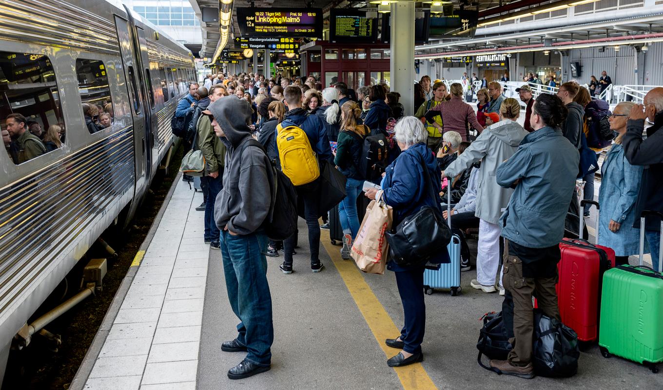 SJ har stoppat nio X2000-tåg av säkerhetsskäl men hoppas ha dem tillbaka i trafik före jul. Arkivbild. Foto: Stefan Jerrevång/TT