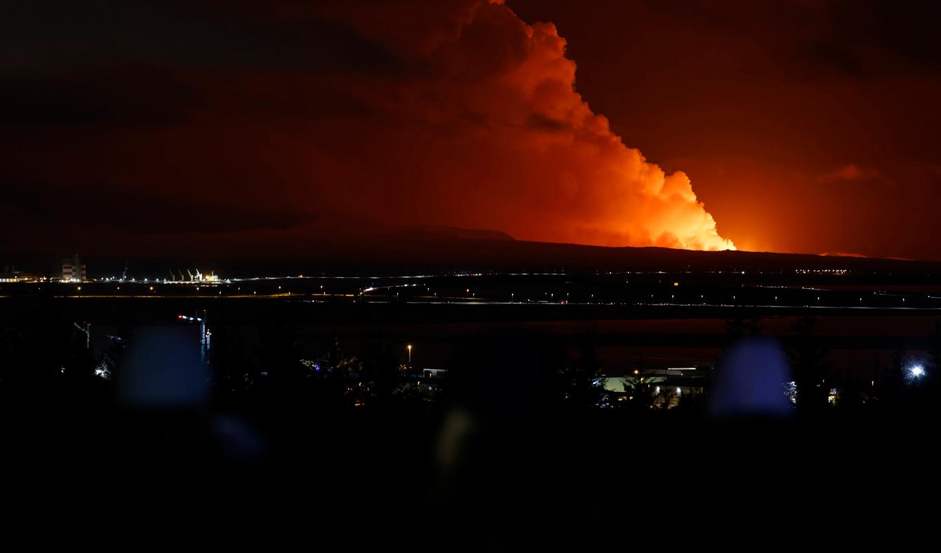 Vulkanutbrottet syns på långa vägar, här från huvudstaden Reykjavik. Foto: Brynjar Gunnarsson/AP/TT