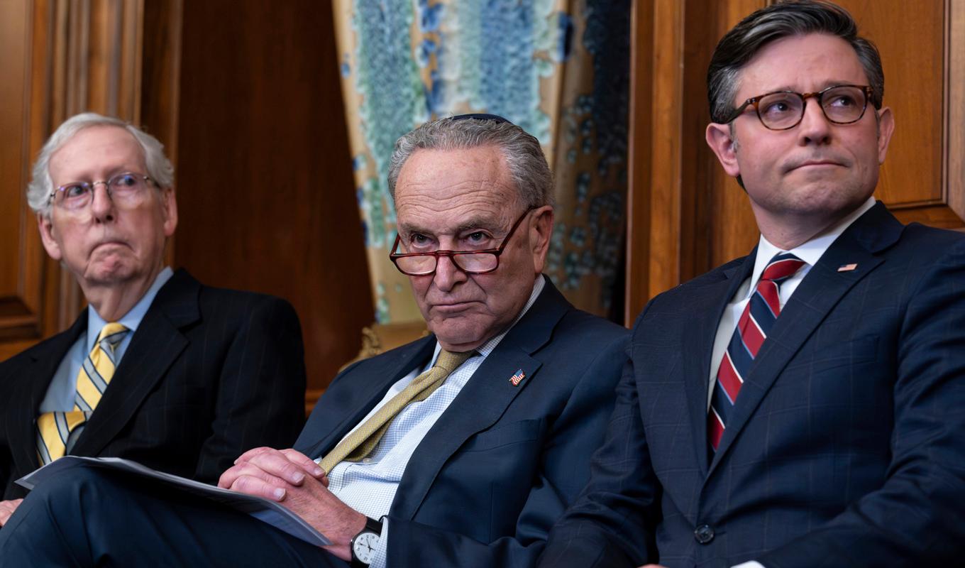 Ledaren för Republikanerna i senaten, Mitch McConnell bredvid majoritetsledaren Senaten Chuck Schumer och, till höger representanthusets talman, Republikanen Mike Johnson. Arkivbild. Foto: J. Scott Applewhite/AP/TT