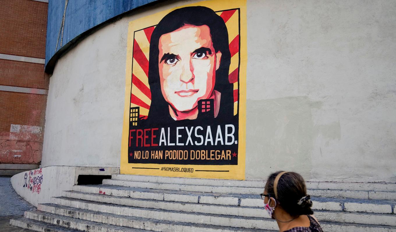 En affisch till stöd för frigivning av den i USA tidigare fängslade Alexander Saab. Foto: Ariana Cubillos/AP/TT