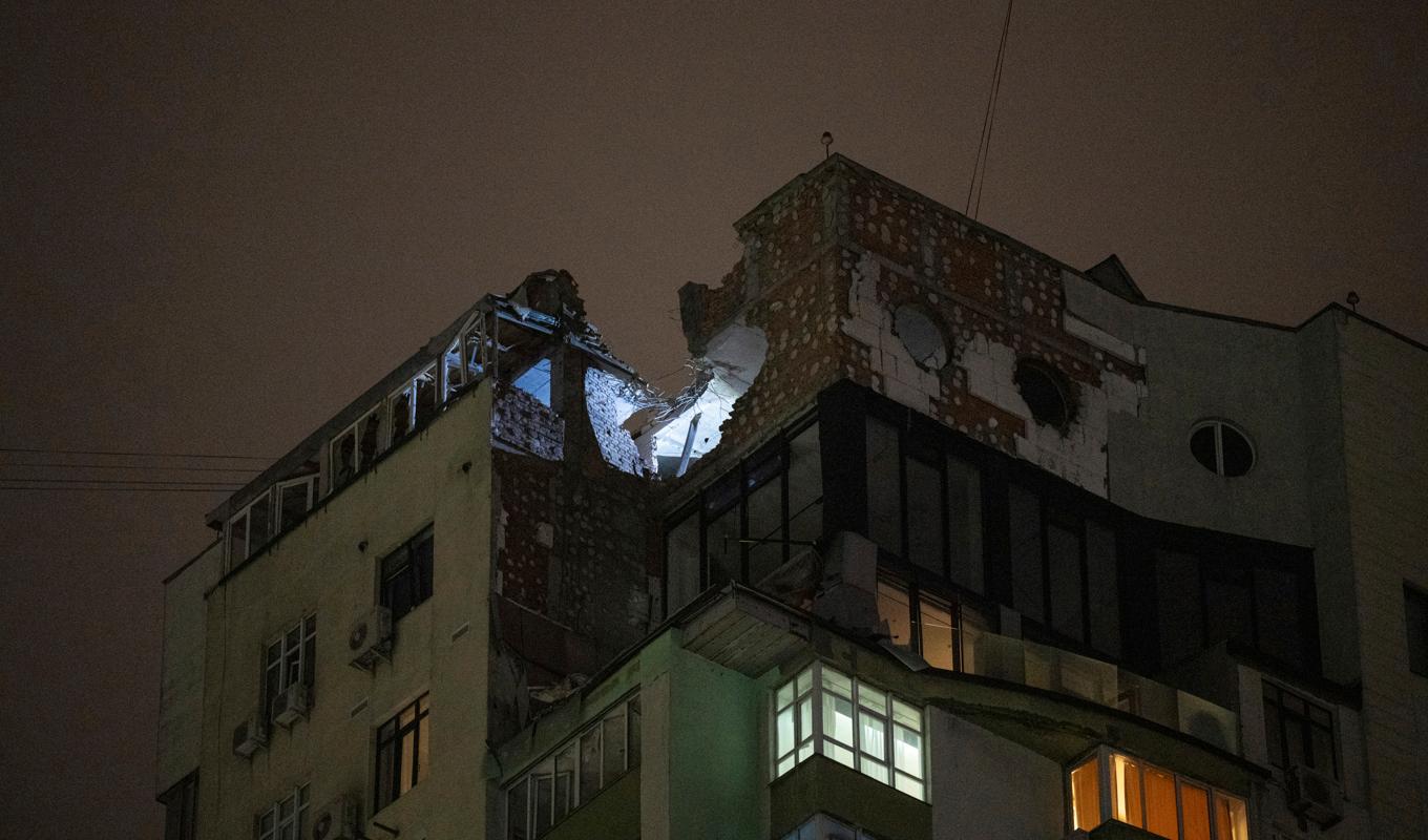 Skador på taket i ett flerbostadshus som skadades i en rysk attack i Kiev på torsdagen. Foto: Evgeniy Maloletka/AP/TT