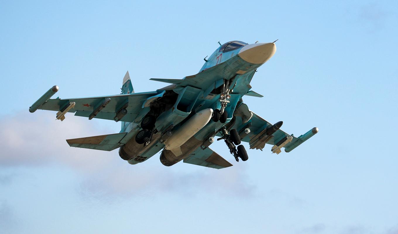 Ukraina säger sig ha skjutit ned tre ryska strids- och bombplan av typen Su-34 i fredags. Arkivbild. Foto: Vitaliy Timkiv/AP/TT