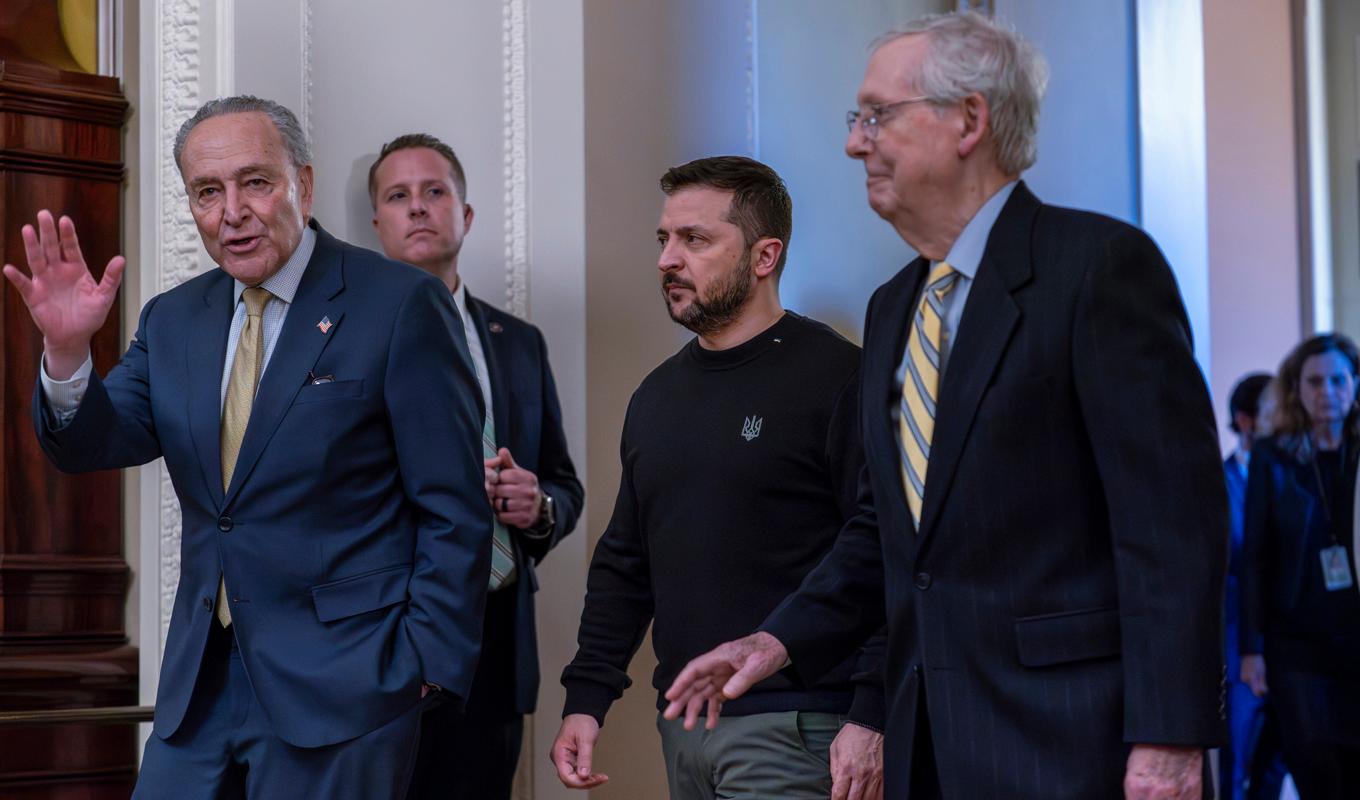 Ukrainas president Volodymyr Zelenskyj på besök i USA-kongressen den 12 december, här omgiven av Demokraternas ledare i senaten Chuck Schumer och hans republikanske motsvarighet Mitch McConnell. Foto: J. Scott Applewhite/AP/TT