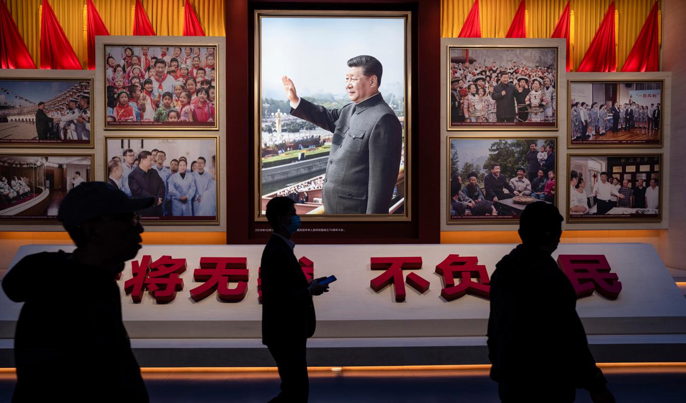 Ett foto av Kinas president Xi Jinping på Kommunistpartiets museum i Peking. Arkivbild. Foto: Louise Delmotte/AP/TT