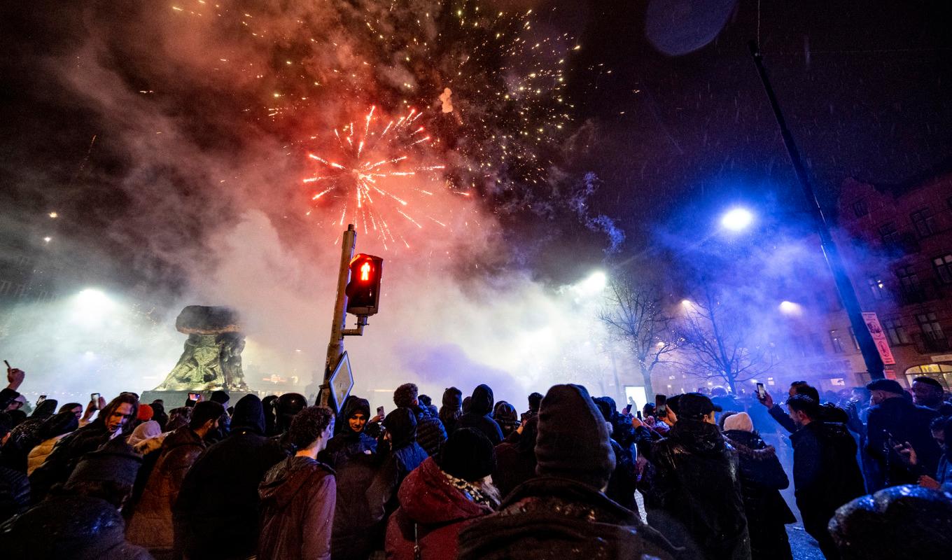 Nyårsfirande på Möllevångstorget i Malmö vid tolvslaget när 2023 firades in. Foto: Johan Nilsson/TT