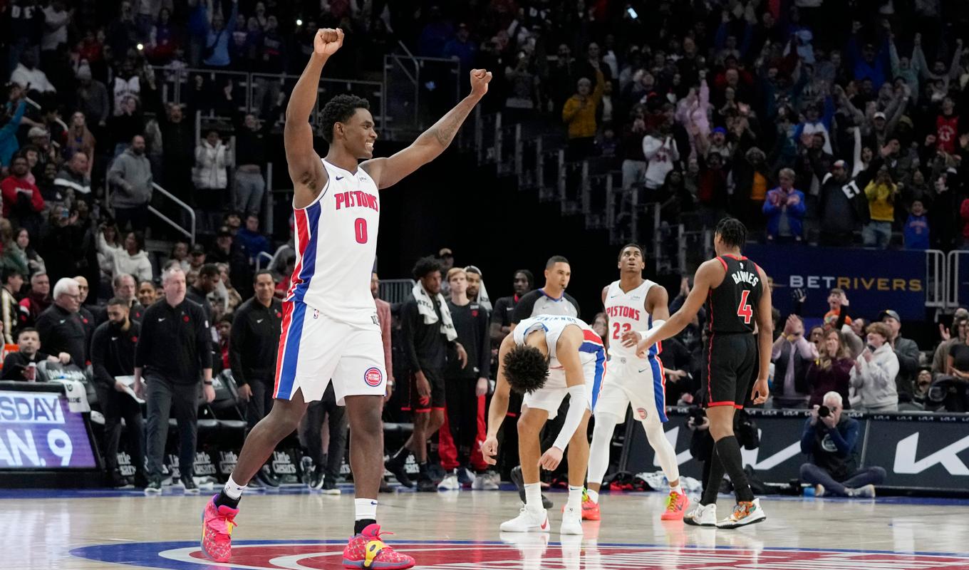 Detroit Pistons center Jalen Duren jublar sedan laget vunnit mot Toronto efter 28 raka förluster i årets NBA-liga. Foto: Carlos Osorio/AP/TT