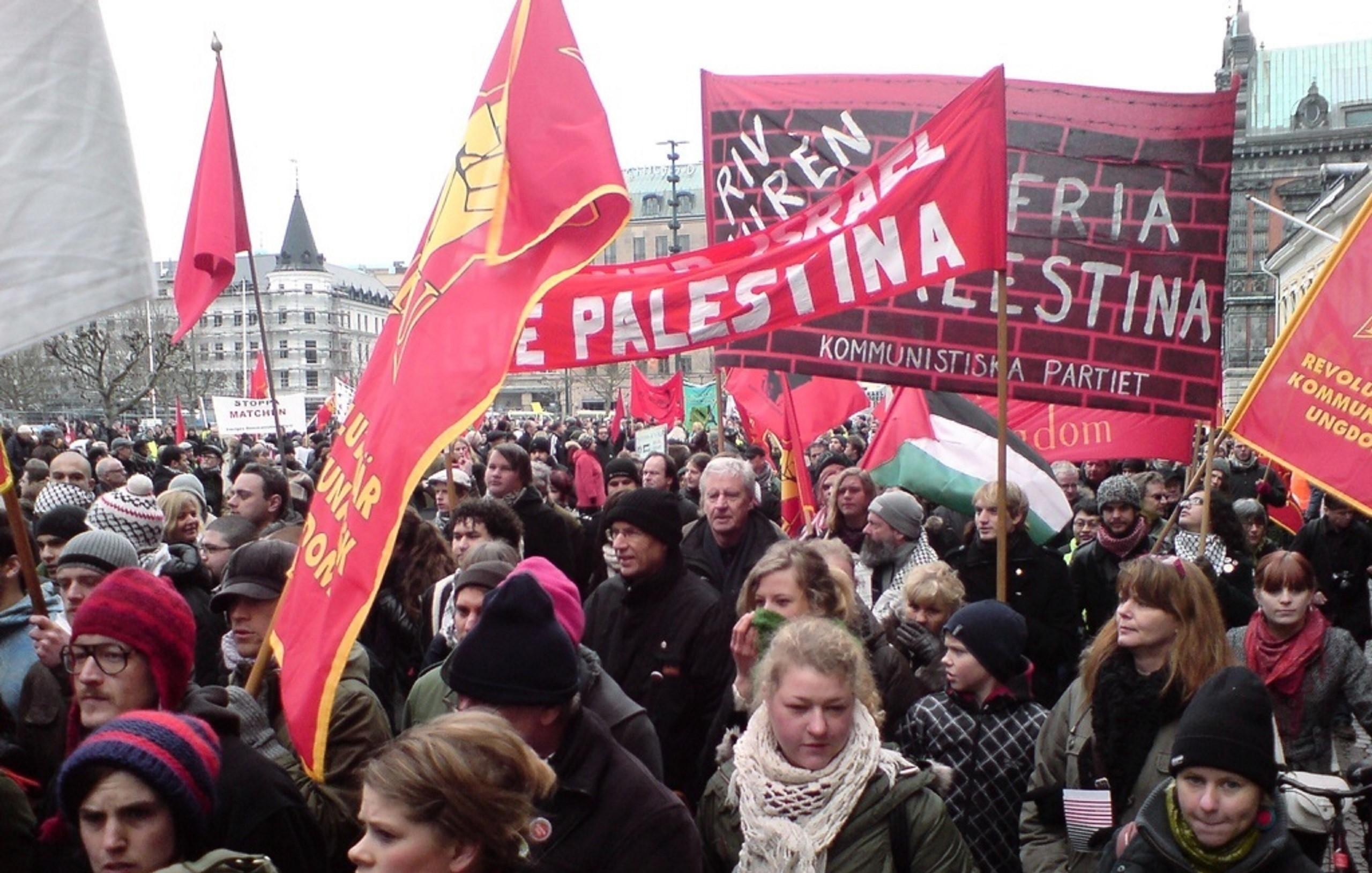 Demonstrationer och antisemitiska slagord mötte Israels Davis Cup-lag som 2009 spelade mot  Sverige i Malmö. Den från början fredliga demonstrationen urartade i våldsamma kravaller där gatustenar kastades mot polisen. Foto: Drago Prvulovic / SCANPIX