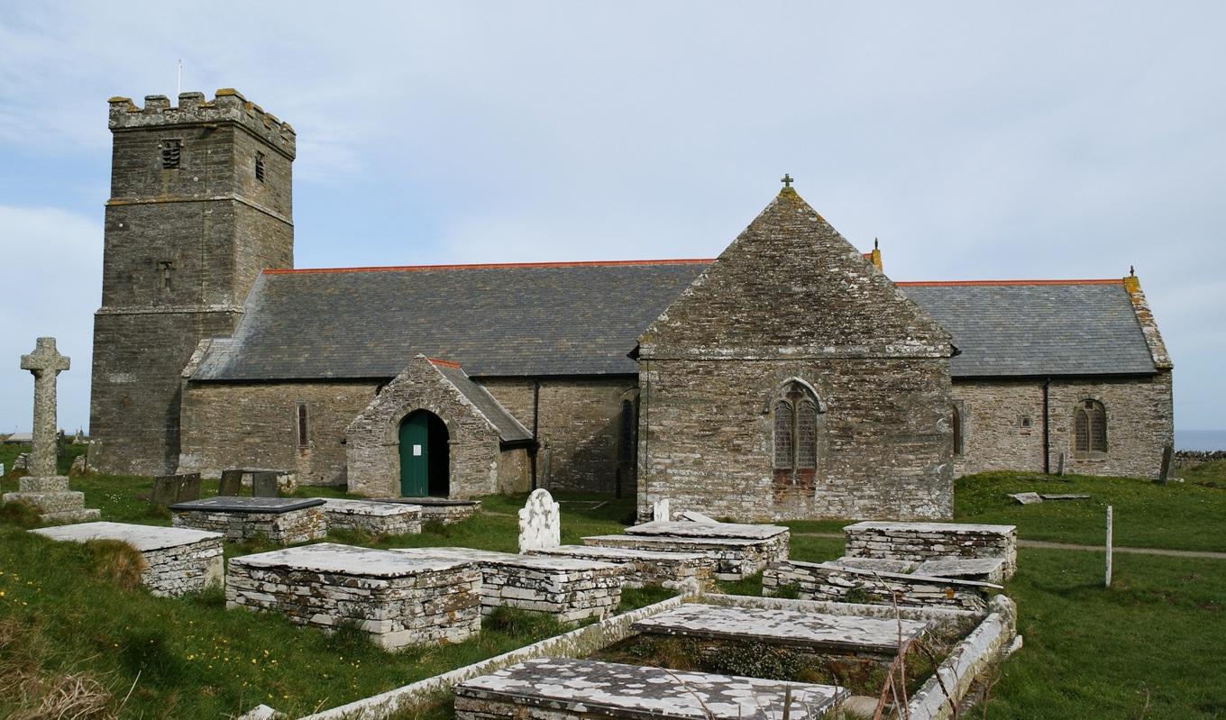 St Materianas kyrka i Tintagel stod som inspiration för den kyrka som skildras i En månad på landet. Foto: Public Domain