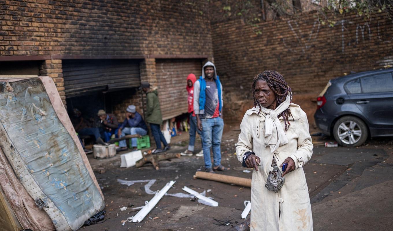 Kapade eller övertagna byggnader är ett vanligt inslag i centrala Johannesburg, där kriminella syndikat tar över kvarter och kräver hyra, samtidigt som levnadsvillkoren snabbt försämras. Foto: Michele Spatari/AFP via Getty Images